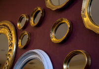 Jak wybrać odpowiednie metalowe lustro do swojego salonu?